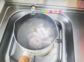 锅里冷水加排骨去掉杂质捞出备用