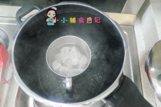 高压锅隔水炖，排骨加热水上汽后煮5分钟即可