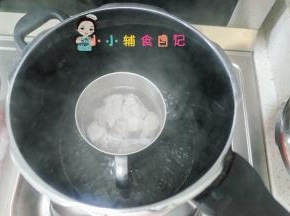 高压锅隔水炖，排骨加热水上汽后煮5分钟即可