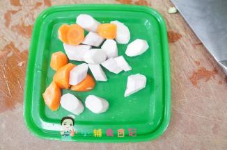 胡萝卜跟山药去皮切滚刀块，海带切段备用