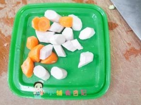 胡萝卜跟山药去皮切滚刀块，海带切段备用