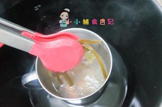 锅里加入胡萝卜、山药上汽后煮五分钟，加入海带继续煮五分钟即可