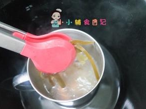 锅里加入胡萝卜、山药上汽后煮五分钟，加入海带继续煮五分钟即可