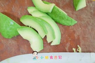 牛油果切片备用