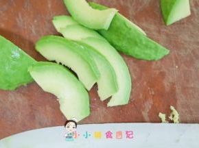 牛油果切片备用