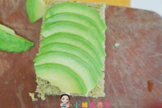 将牛油果整齐的摆在面包上