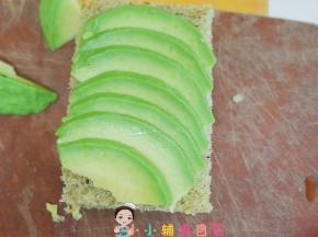 将牛油果整齐的摆在面包上