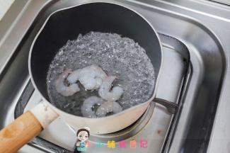虾仁去虾线，放入锅内煮熟捞出