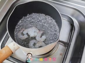 虾仁去虾线，放入锅内煮熟捞出