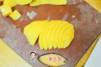 芒果去皮切片，准备好就可以摆在面包上，早餐就做好了