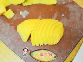 芒果去皮切片，准备好就可以摆在面包上，早餐就做好了