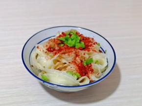 加入辣椒面，盐。