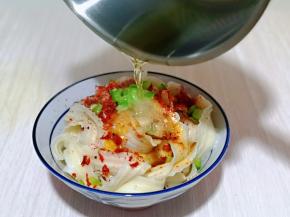 锅中加入油，烧热，立即淋在辣椒面上。