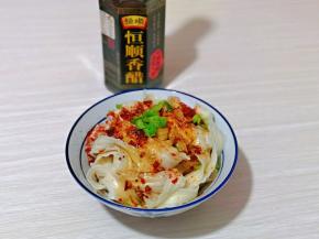 淋上生抽，香醋。不寻常的油泼面，简单又好吃。