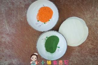 胡萝卜粉、菠菜粉分别放在两个碗里