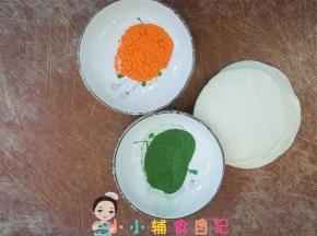 胡萝卜粉、菠菜粉分别放在两个碗里