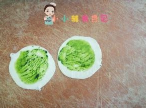 一个饼需要四个饺子皮，每一张都涂一些菠菜油