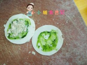 撒上肉松，不要太多，铺平铺满