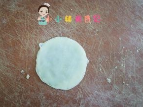 四张饺子皮都叠在一起，每一张中间都涂上菠菜油跟肉松，压一压