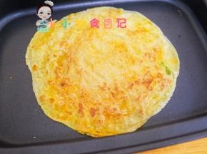 锅里放一点油，把饼放上去小火煎至金黄