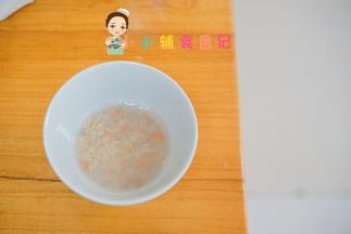 将米洗干净加入140g水，水太多会很软，一起称重就是200g