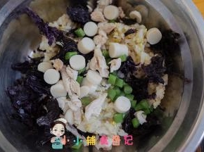 准备一个大碗把米饭、鸡肉、香肠、四季豆、紫菜碎全部混合