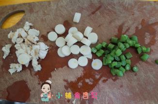 准备一块熟食菜板，把鸡肉、香肠、四季豆全部切丁备用