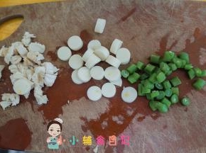 准备一块熟食菜板，把鸡肉、香肠、四季豆全部切丁备用