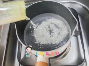 水烧开放入一包粒粒面
