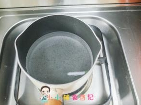 水烧开，如果想煮的软烂就冷水下面，如果想q弹一点就水开下面