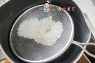 因为粒粒面很细 需要用这种密的筛子筛出来，过一下冷开水，这样可以让面条更q弹