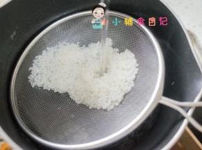 因为粒粒面很细 需要用这种密的筛子筛出来，过一下冷开水，这样可以让面条更q弹