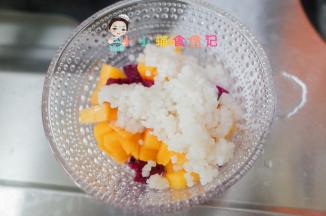 碗里放入水果跟粒粒面倒入牛奶/配方奶/母乳即可，如果把奶先冷藏那就更好吃拉