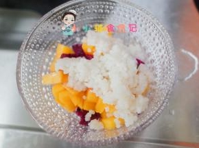 碗里放入水果跟粒粒面倒入牛奶/配方奶/母乳即可，如果把奶先冷藏那就更好吃拉