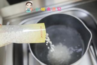 锅里水开以后加入粒粒面，如果要吃软一点可以冷水加入想要吃q弹一点可以水开以后加入