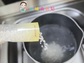 锅里水开以后加入粒粒面，如果要吃软一点可以冷水加入想要吃q弹一点可以水开以后加入