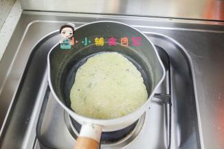 鸡蛋加肉末打散，放入一点油炒一下