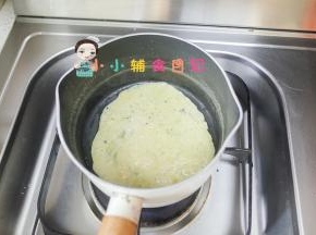 鸡蛋加肉末打散，放入一点油炒一下