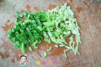 提前把青菜切成末，9个月的宝宝青菜叶要切得短一点不然会呕