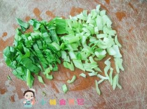 提前把青菜切成末，9个月的宝宝青菜叶要切得短一点不然会呕