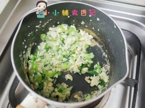 加入青菜翻炒即可