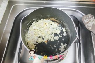 锅里加入煮好的粒粒面继续翻炒
