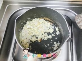 锅里加入煮好的粒粒面继续翻炒