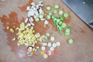 将甜玉米、口蘑；秋葵 鳕鱼肠都切块备用