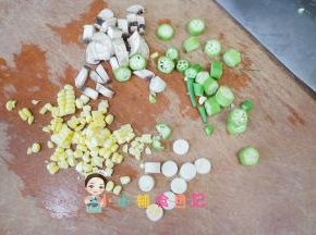 将甜玉米、口蘑；秋葵 鳕鱼肠都切块备用