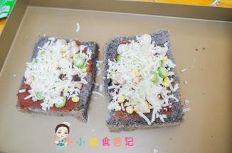 上面撒上马苏里拉芝士、各种蔬菜等等