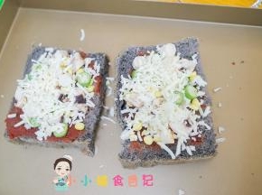 上面撒上马苏里拉芝士、各种蔬菜等等