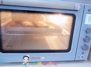 烤箱180度提前预热以后放进烤箱烤15分钟