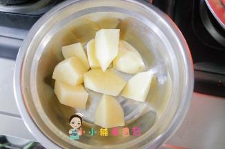 土豆去皮切块/片，包上保鲜膜锅里蒸熟
