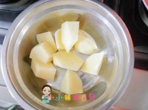 土豆去皮切块/片，包上保鲜膜锅里蒸熟